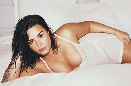 Demi Lovato / ddlovato nude photo #0234