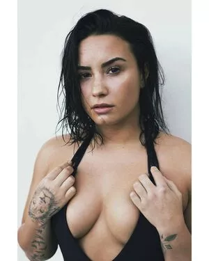 Demi Lovato / ddlovato nude photo #0239