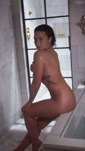 Demi Lovato / ddlovato nude photo #0356