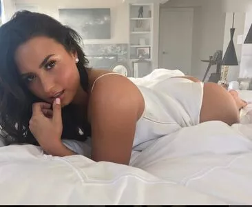 Demi Lovato / ddlovato nude photo #0359