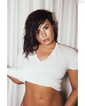 Demi Lovato / ddlovato nude photo #0383