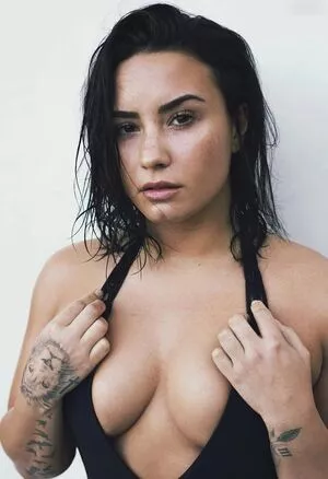 Demi Lovato / ddlovato nude photo #0523