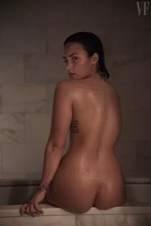 Demi Lovato / ddlovato nude photo #0694