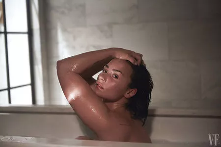 Demi Lovato / ddlovato nude photo #0704