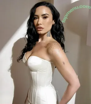 Demi Lovato / ddlovato / demi_lovato nude photo #0952
