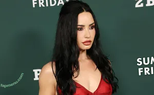 Demi Lovato / ddlovato nude photo #1275