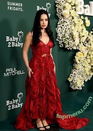 Demi Lovato / ddlovato nude photo #1285