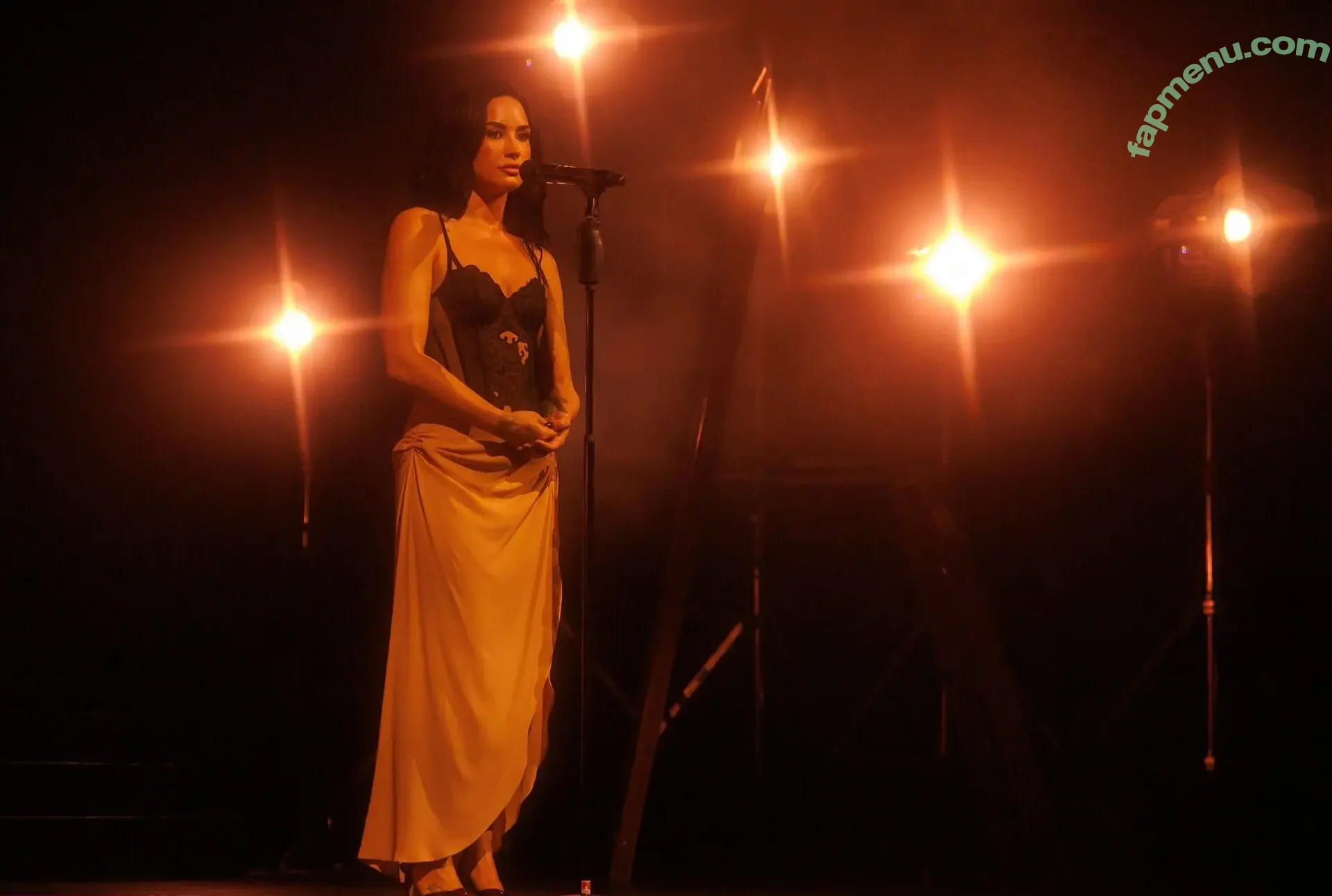 Demi Lovato nude photo #1154 (ddlovato)