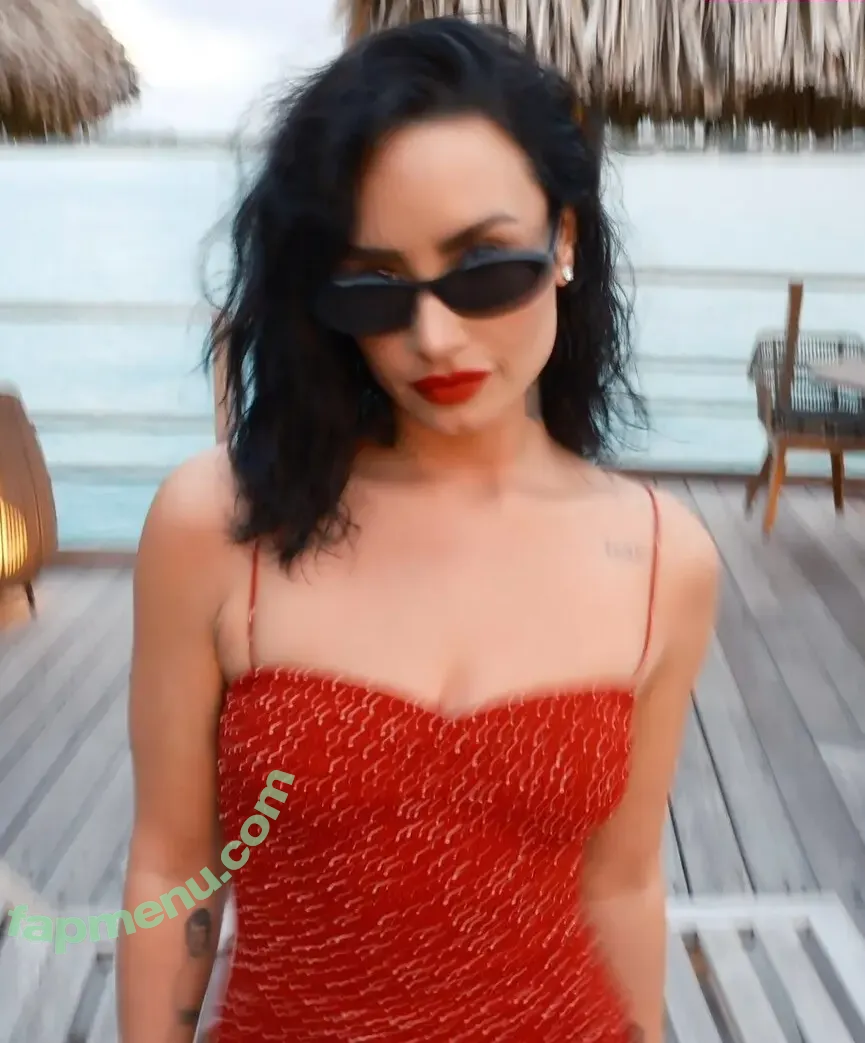 Demi Lovato nude photo #1389 (ddlovato)