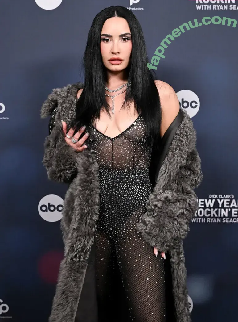 Demi Lovato nude photo #1398 (ddlovato)