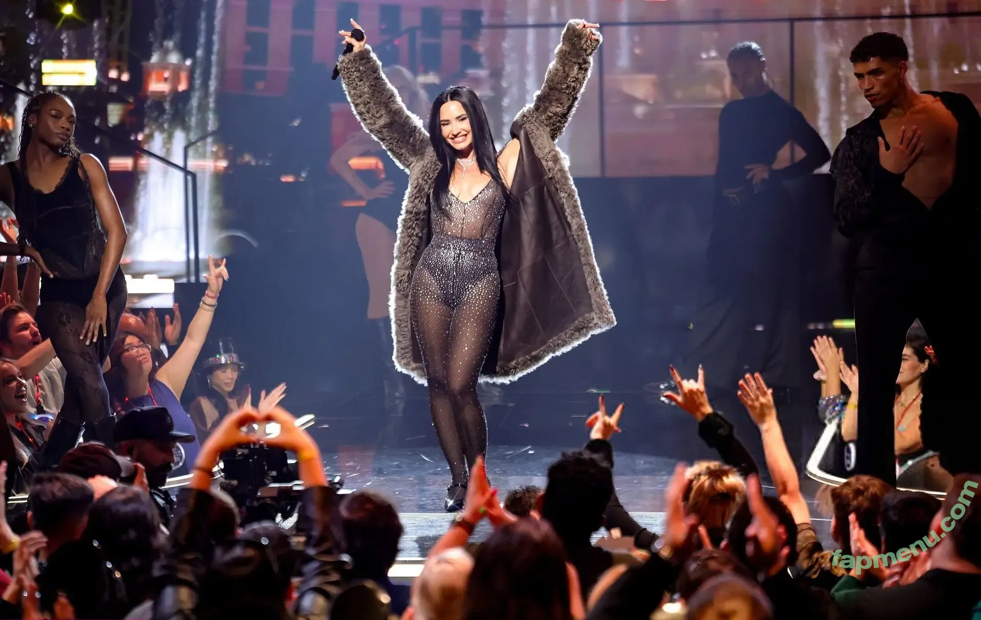 Demi Lovato nude photo #1430 (ddlovato)