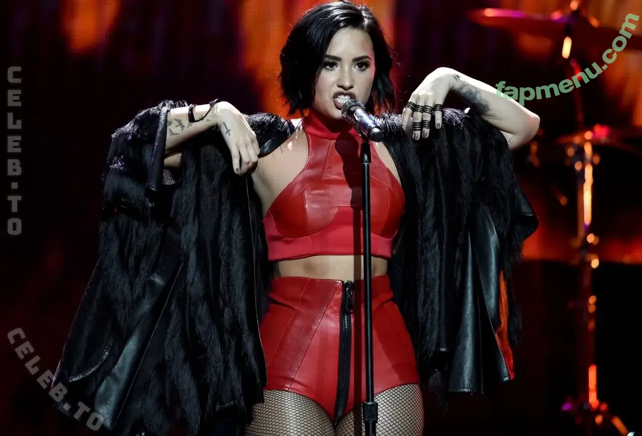 Demi Lovato nude photo #1440 (ddlovato)