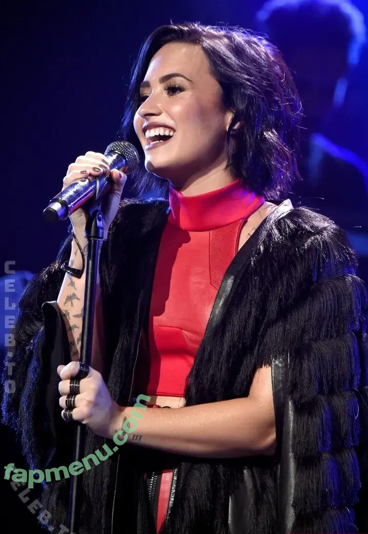 Demi Lovato nude photo #1461 (ddlovato)