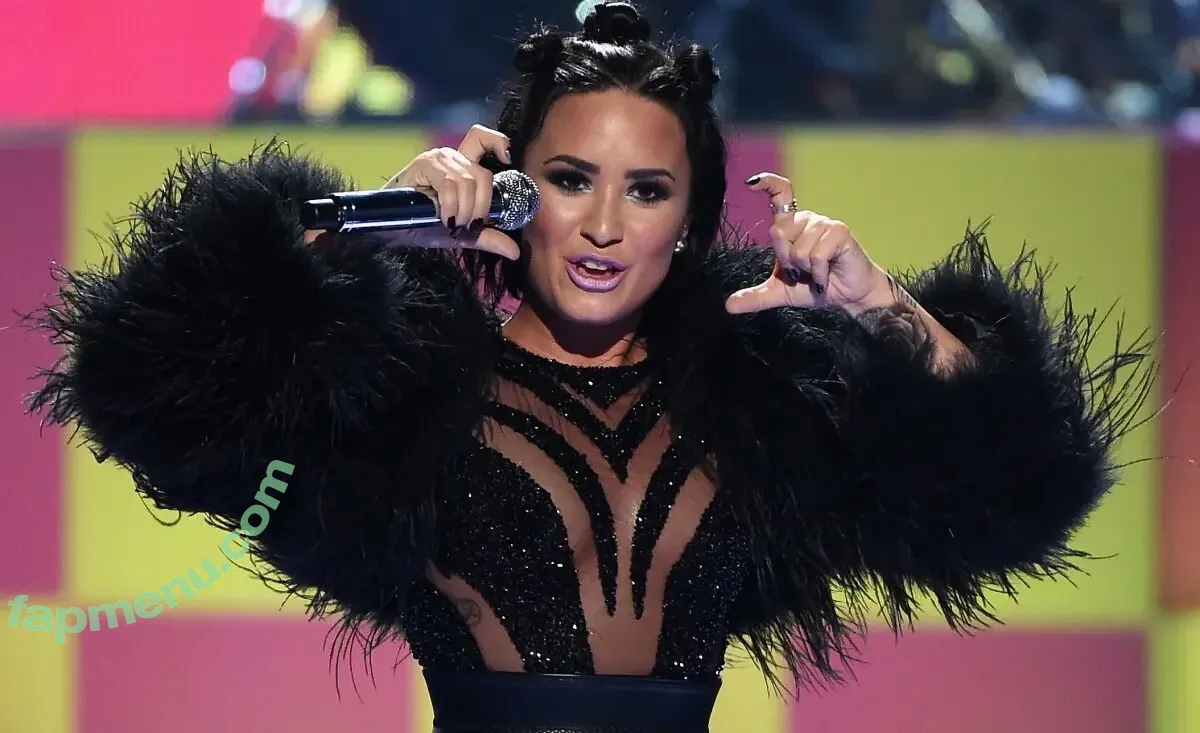 Demilovato nude photo #0004 (Demilovato)