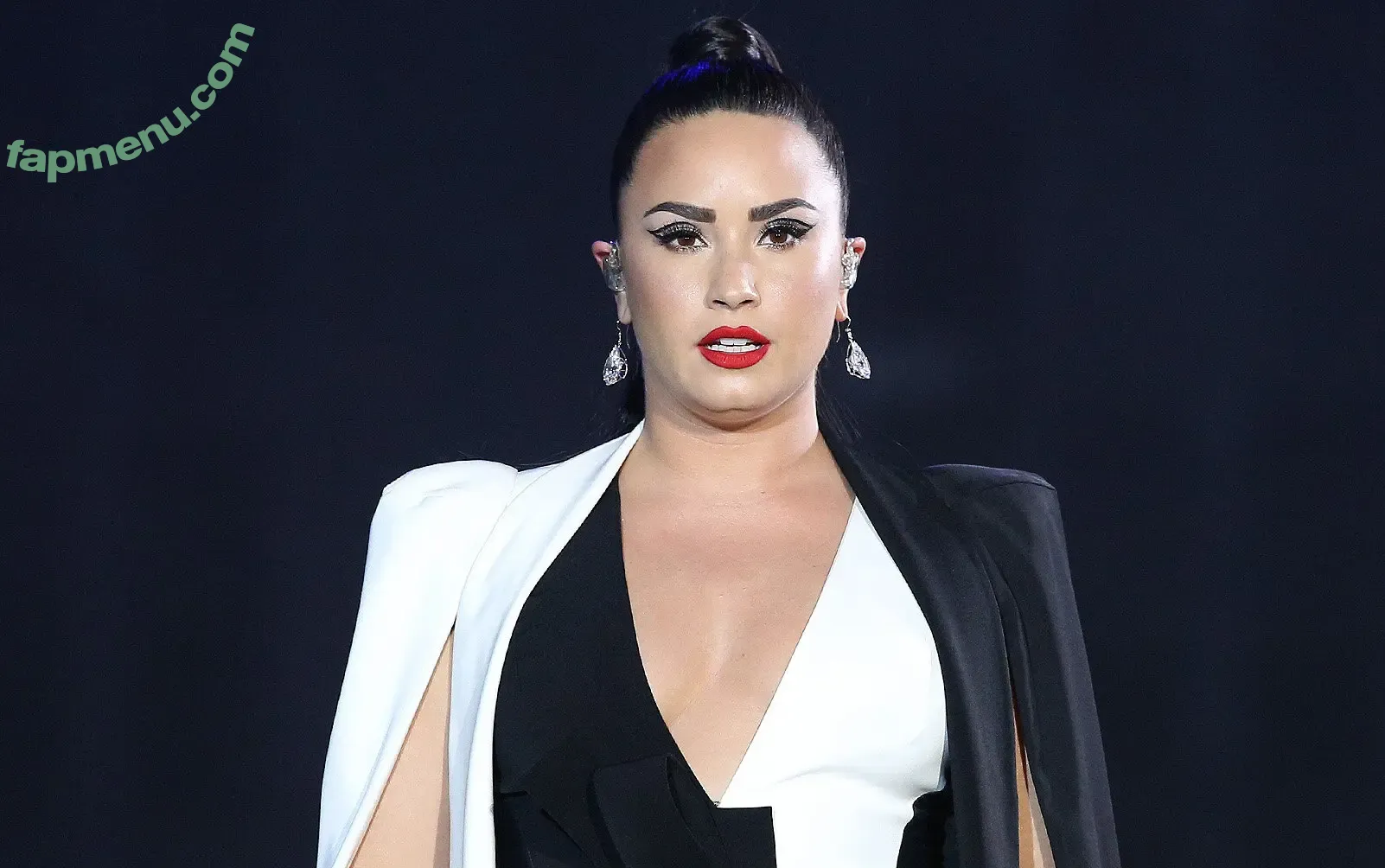 Demilovato nude photo #0006 (Demilovato)
