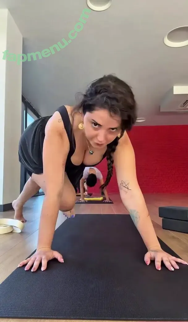 Deniz Bağdaş nude photo #0059 (denizbagdas)