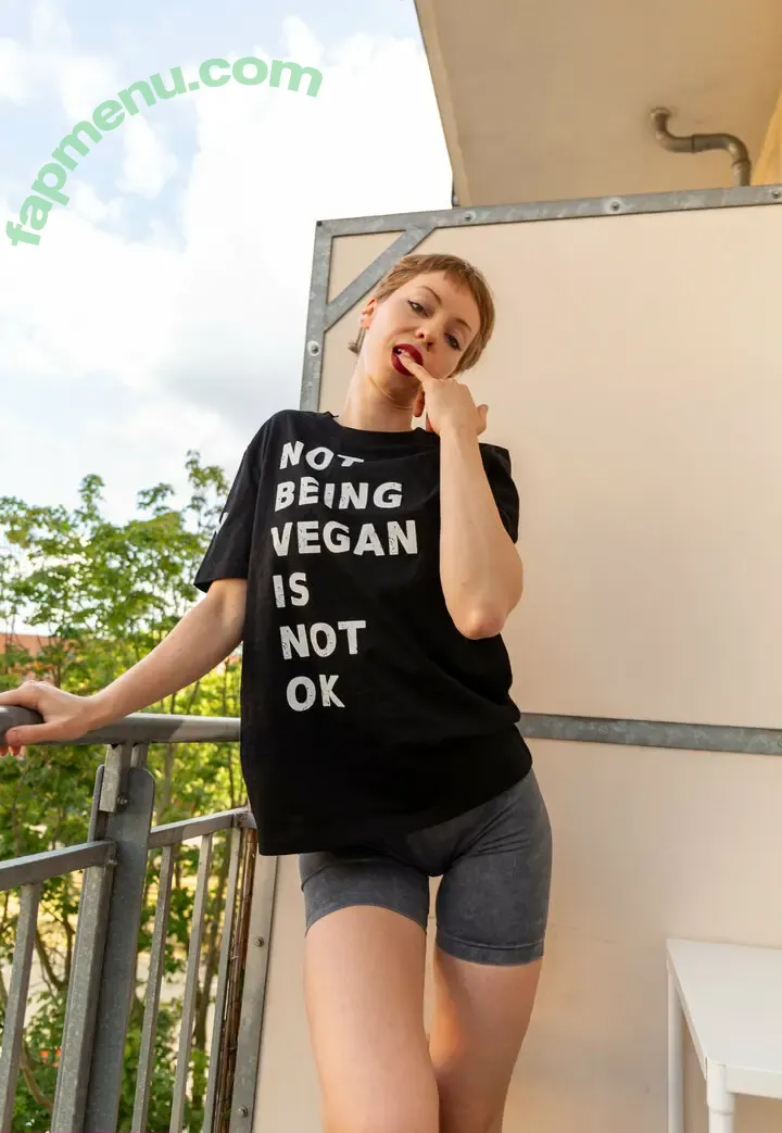 diemilitanteveganerin nude photo #0062 (diemilitanteveganerin)