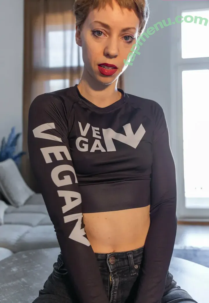 diewildeveganerin nude photo #0003 (diewildeveganerin)