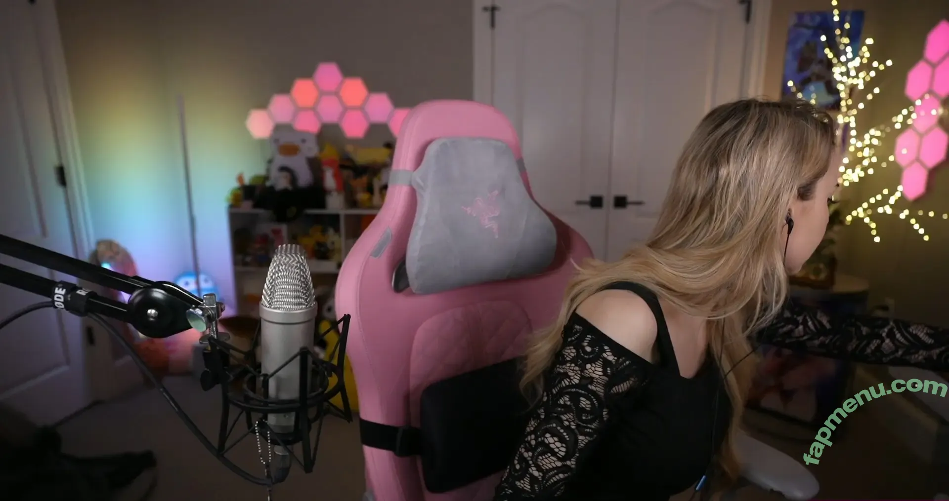 Dizzykitten nude photo #1945 (dizzykitten7 / dizzykittenpaws / thedizzykitten)