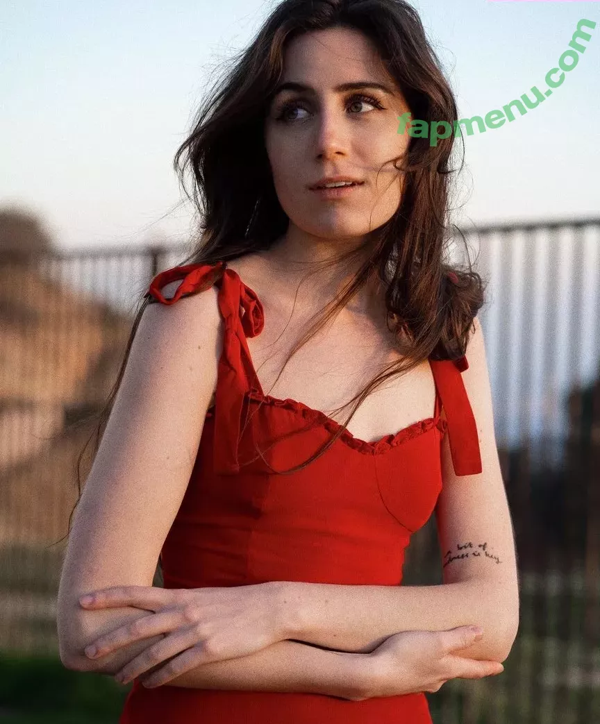 Dodie Clark nude photo #0001 (doddleoddle)