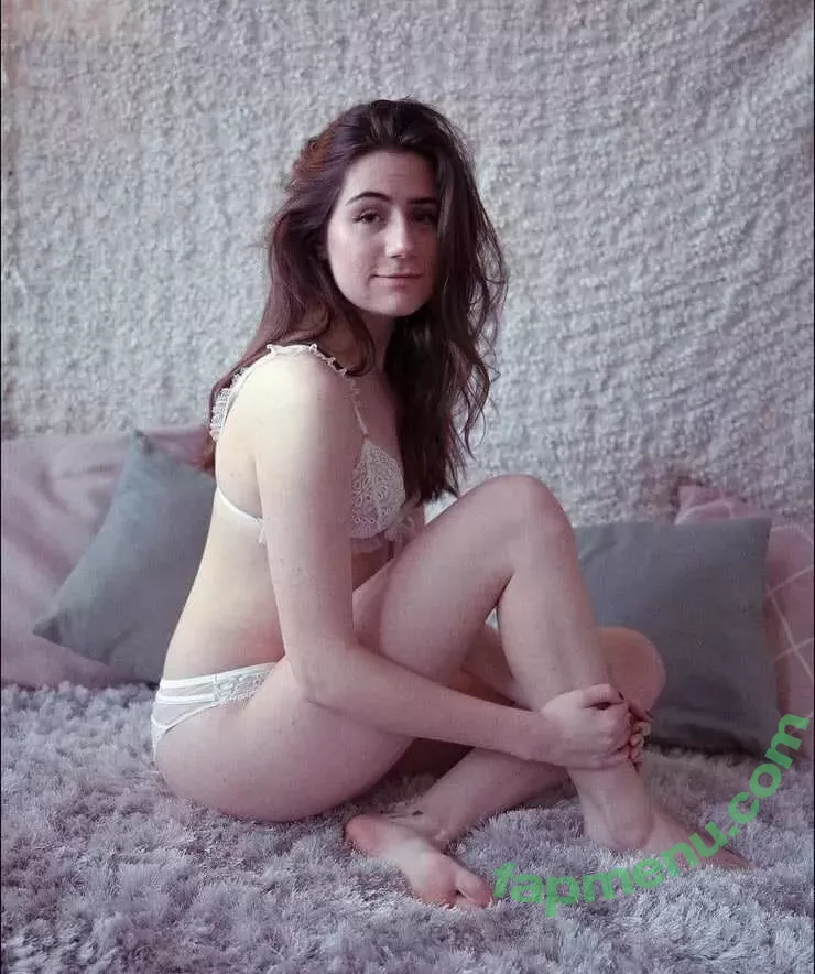 Dodie Clark nude photo #0016 (doddleoddle)