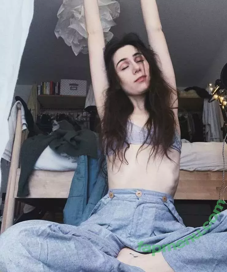 Dodie Clark nude photo #0017 (doddleoddle)