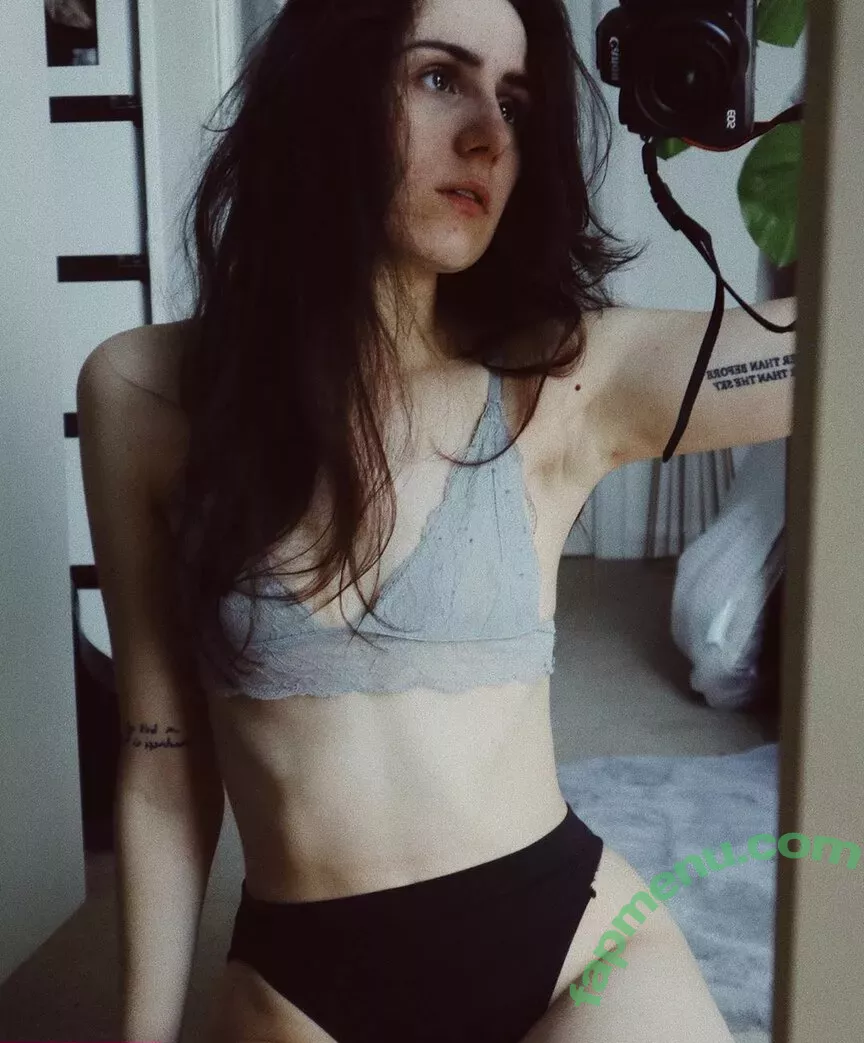 Dodie Clark nude photo #0019 (doddleoddle)