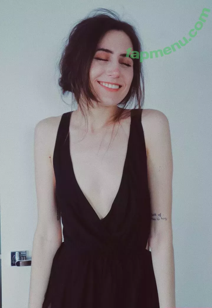 Dodie Clark nude photo #0027 (doddleoddle)