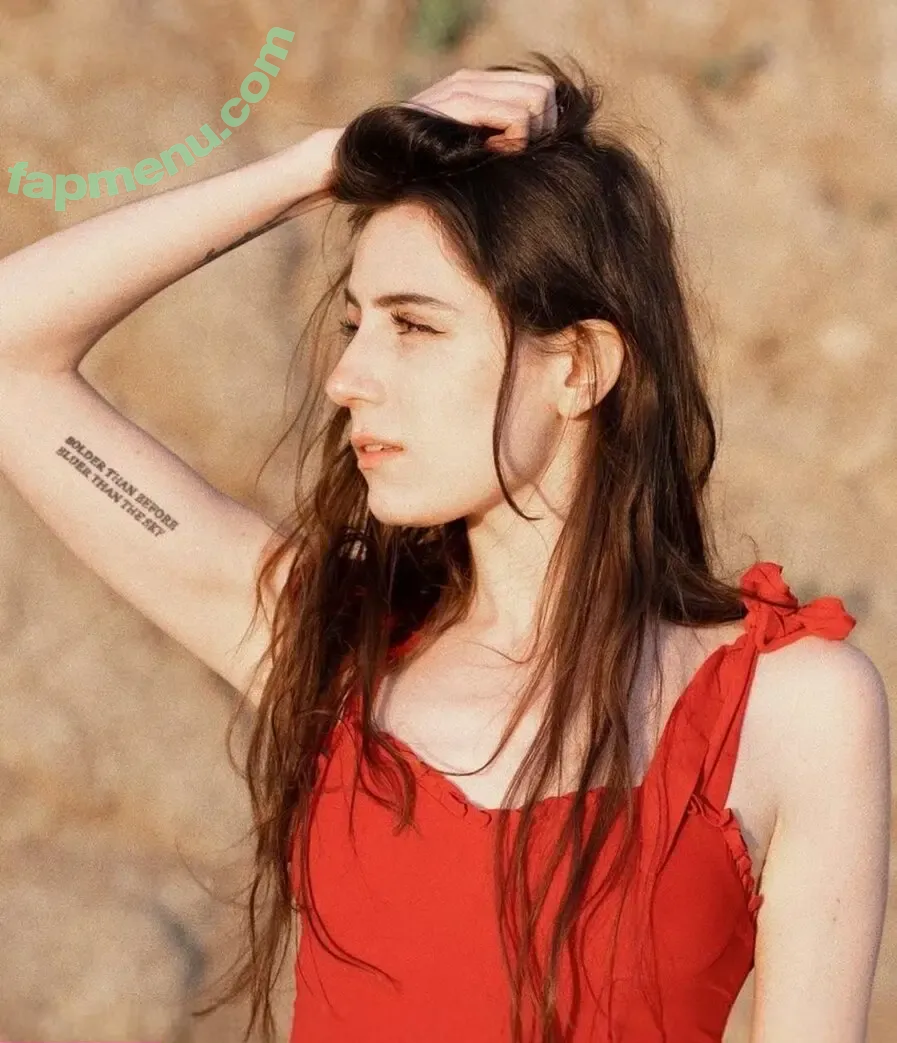 Dodie Clark nude photo #0096 (doddleoddle)