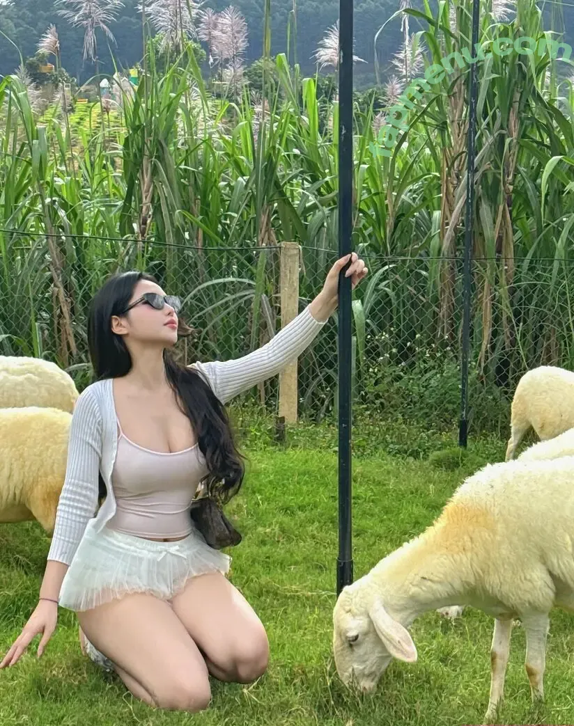 Duyenn Hipp nude photo #2259 (duyenn.hipp)