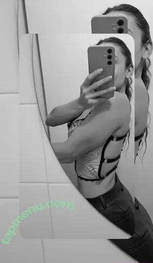 eeemilys22 / e.mily_22 nude photo #0009