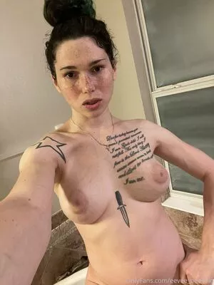eeveebeevip / eeveebee nude photo #0012