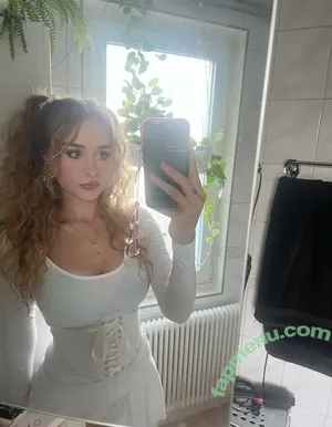 elina / elinatwitch nude photo #0083