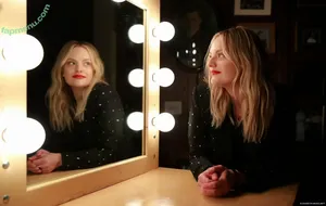 Elisabeth Moss / elisabethmossofficial nude photo #0107