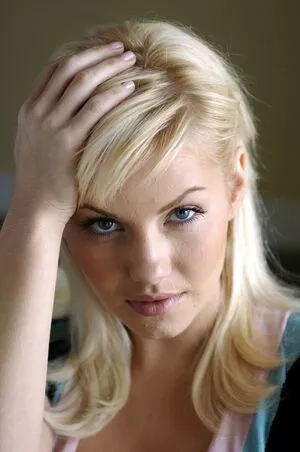 Elisha Cuthbert / Girl Next Door / elishaphaneuf nude photo #0016