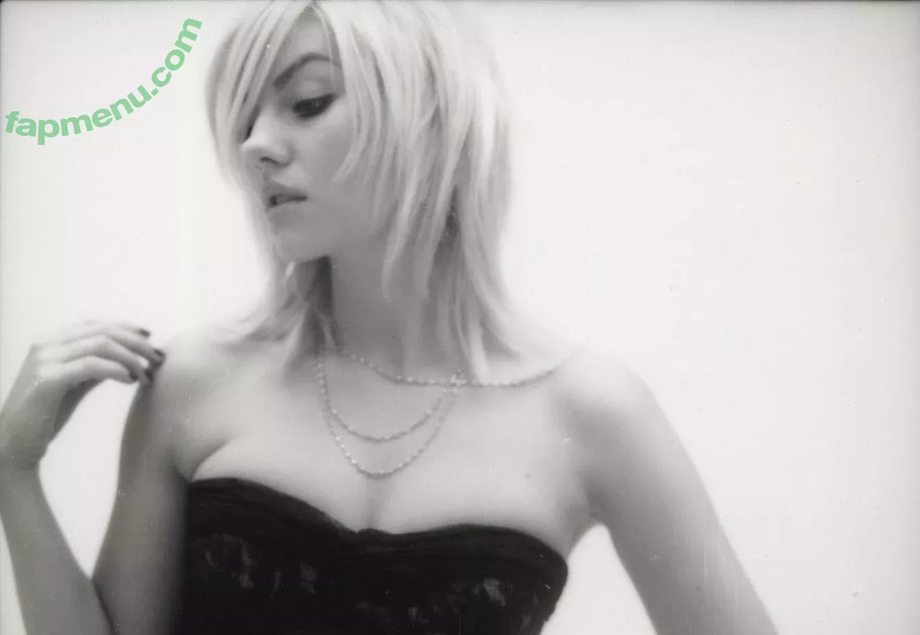 Elisha Cuthbert nude photo #0160 (Girl Next Door / elishaphaneuf)