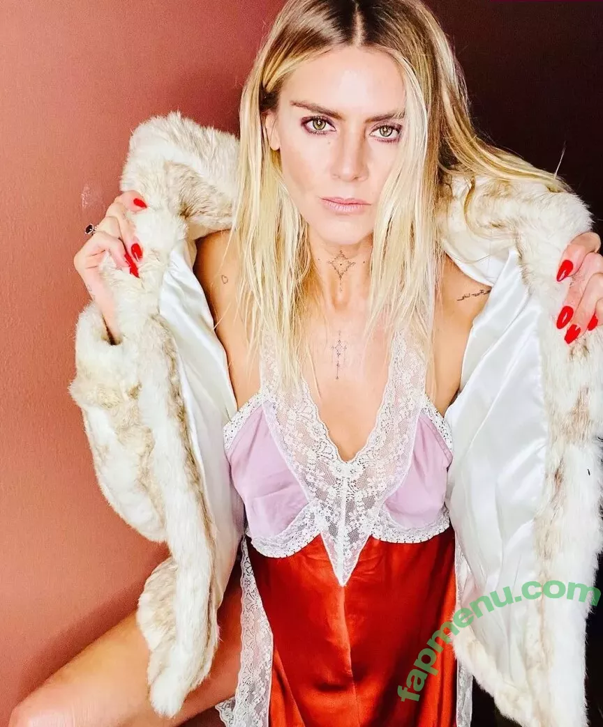 Eliza Coupe nude photo #0090 (elizacoupe)