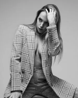 Elizabeth Gillies / ElizabethGilliesOfficial / LizGillies / lizgillz nude photo #0009