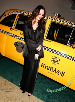 Elizabeth Gillies / lizgillz nude photo #0660