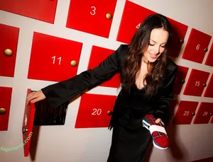 Elizabeth Gillies / lizgillz nude photo #0665