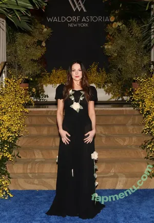 Elizabeth Gillies / lizgillz nude photo #0668