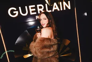 Elizabeth Gillies / lizgillz nude photo #0670