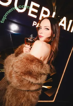 Elizabeth Gillies / lizgillz nude photo #0671