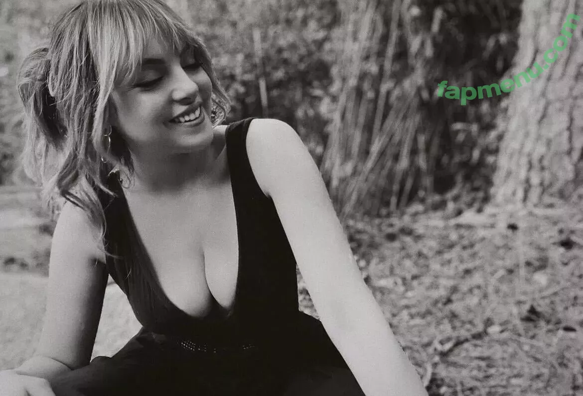 Elizabeth Gillies nude photo #0111 (ElizabethGilliesOfficial / LizGillies / lizgillz)