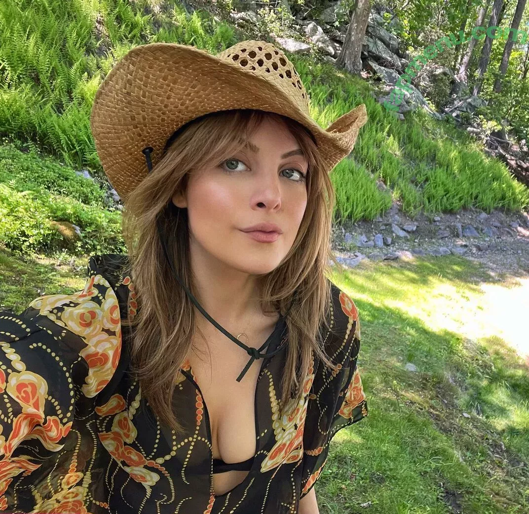 Elizabeth Gillies nude photo #0117 (ElizabethGilliesOfficial / LizGillies / lizgillz)