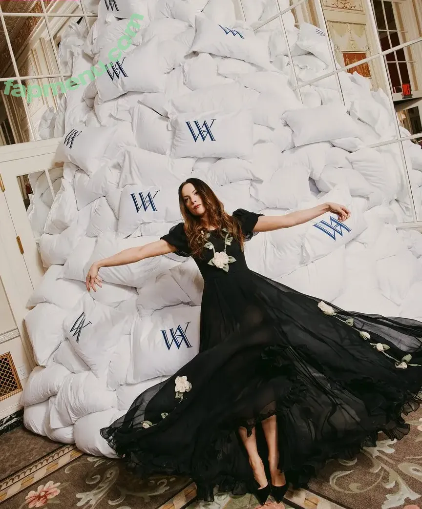 Elizabeth Gillies nude photo #0654 (lizgillz)