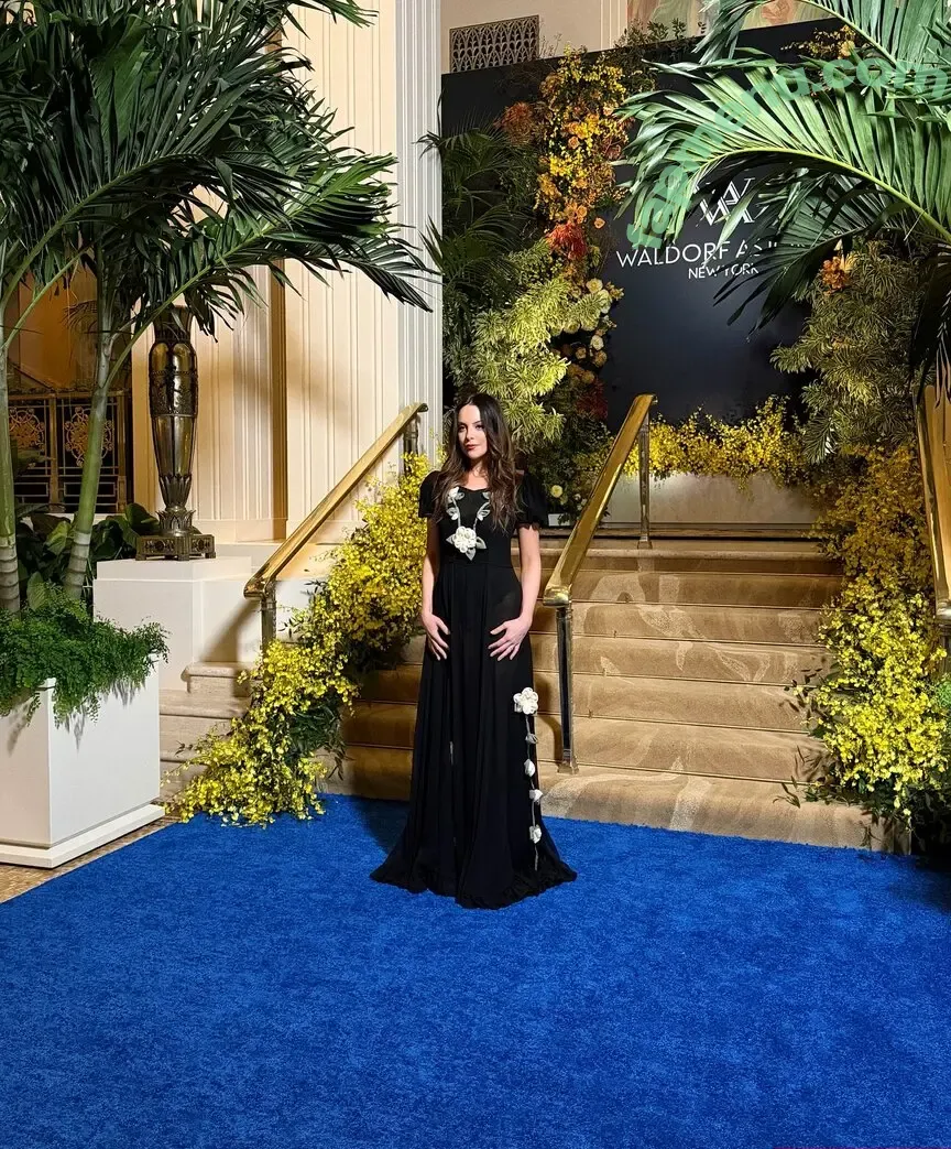 Elizabeth Gillies nude photo #0656 (lizgillz)