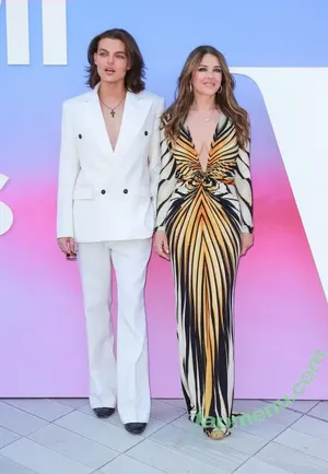 Elizabeth Hurley / elizabethhurley1 nude photo #1082