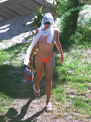 Elizabeth Jane Hurley / ElizabethHurley / elizabethhurleybeach nude photo #0012