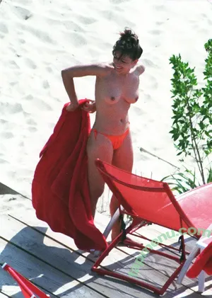 Elizabeth Jane Hurley / ElizabethHurley / elizabethhurleybeach nude photo #0014